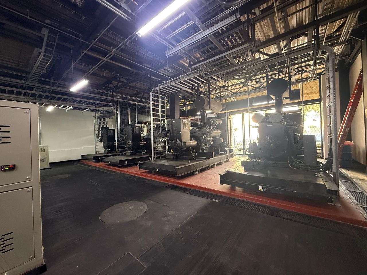 Sala con plantas de emergencia en una instalación industrial