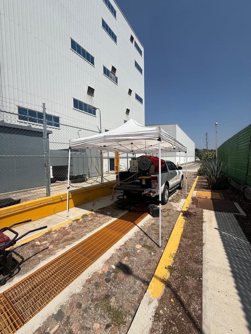 Camioneta de servicio con el equipo purificador de aceite junto a una subestación