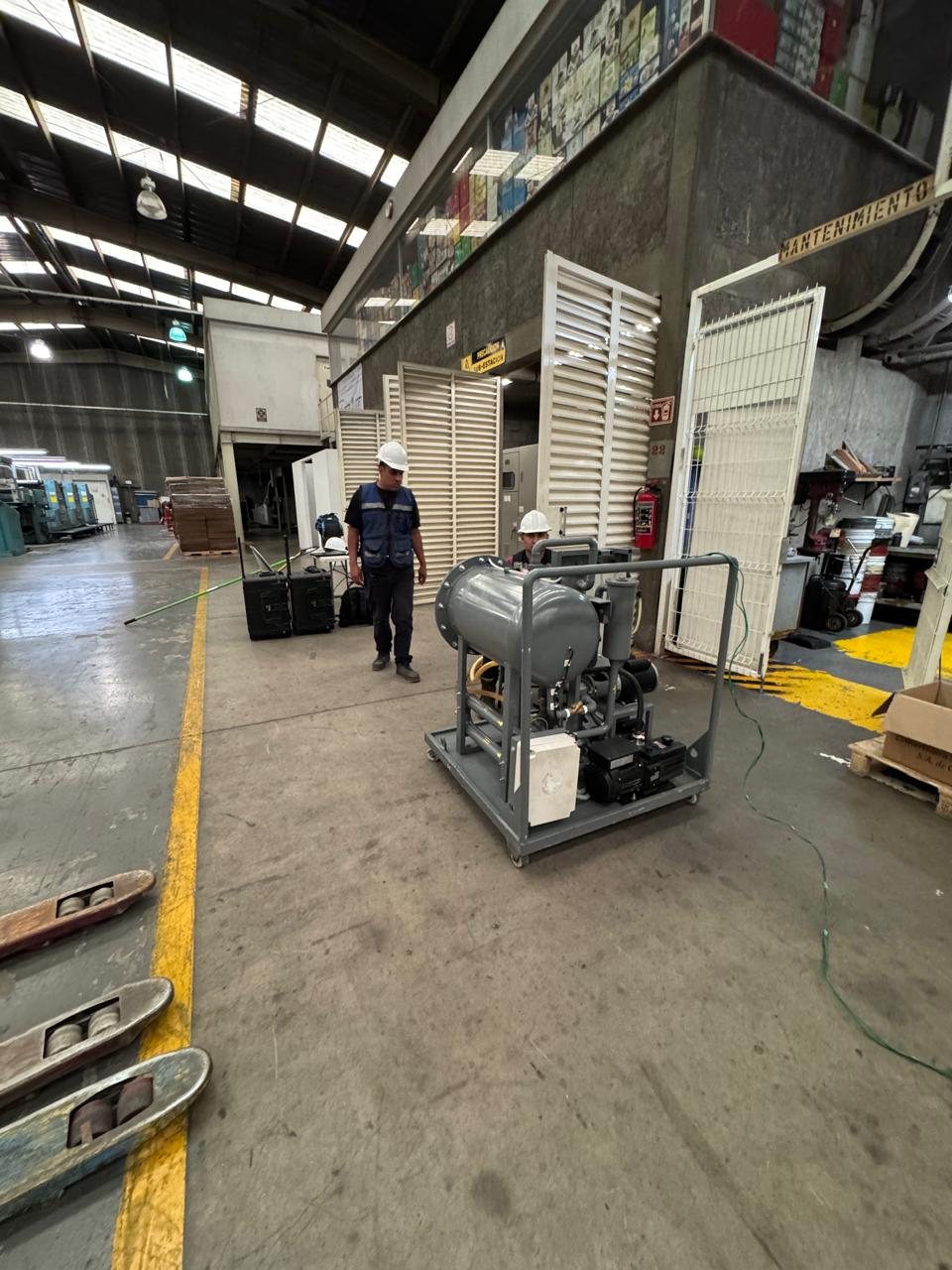 Equipo purificador de aceite dieléctrico en el piso de una nave industrial